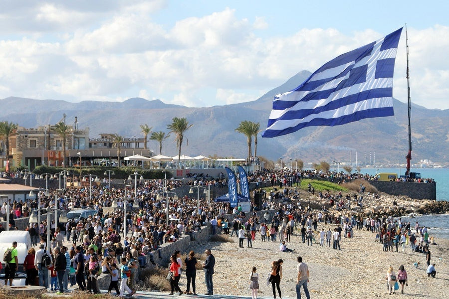 Υψώνουν Σημαία 1.200 m2 και σπάνε το Ρεκόρ οι Κρητικοί